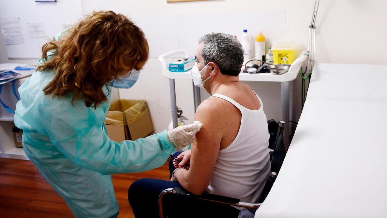 No vax, annullate le multe. Le reazioni: «Un insulto a milioni di italiani». Salvini: «Segno di pacificazione dovuto»