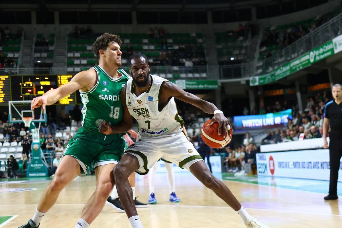 
	<strong>Giovanni Veronesi </strong>difende contro il francese Konate

