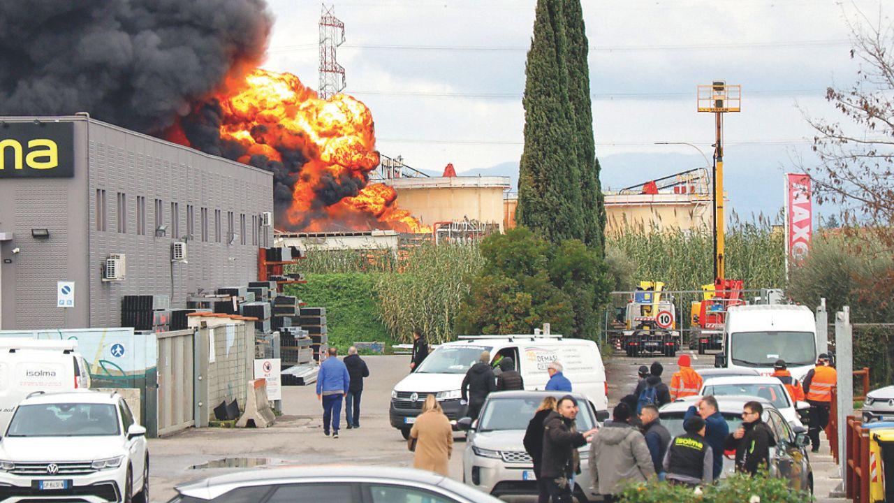 
	Le fiamme alte dopo l'esplosione nel deposito Eni di Calenzano

