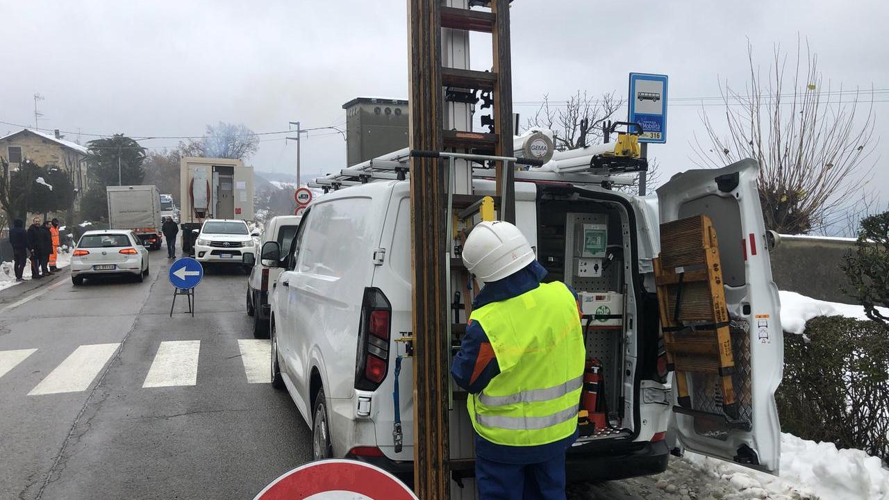 Super generatori contro i blackout, ma centinaia di utenze sono ancora al buio