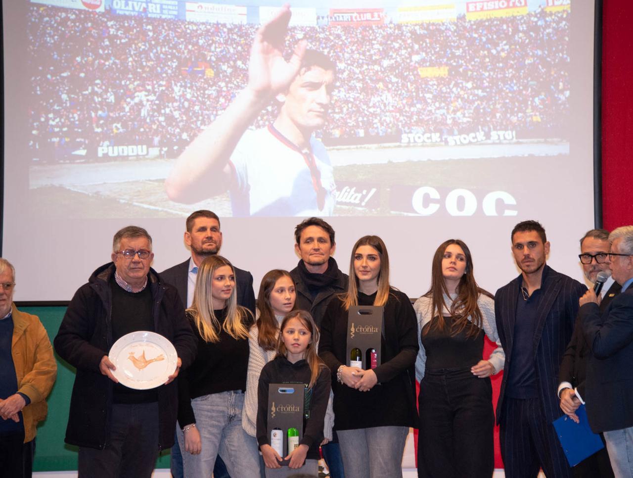 
	A sinistra l&rsquo;ex bomber rossobl&ugrave; Gigi Piras

