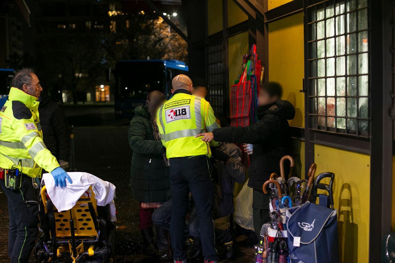 
	I soccorsi del personale del 118 al commerciante ferito

