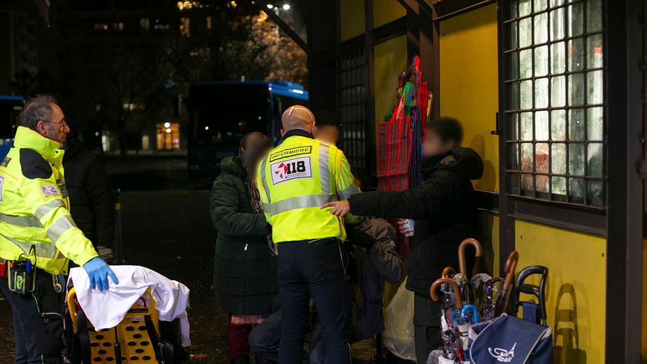 I soccorsi del personale del 118 al commerciante ferito