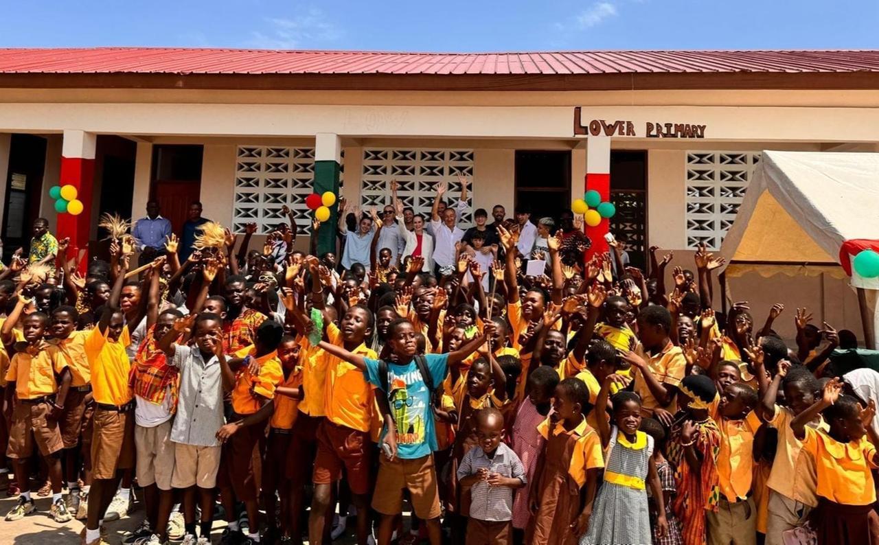
	I bimbi nella scuola ristrutturata in Ghana

