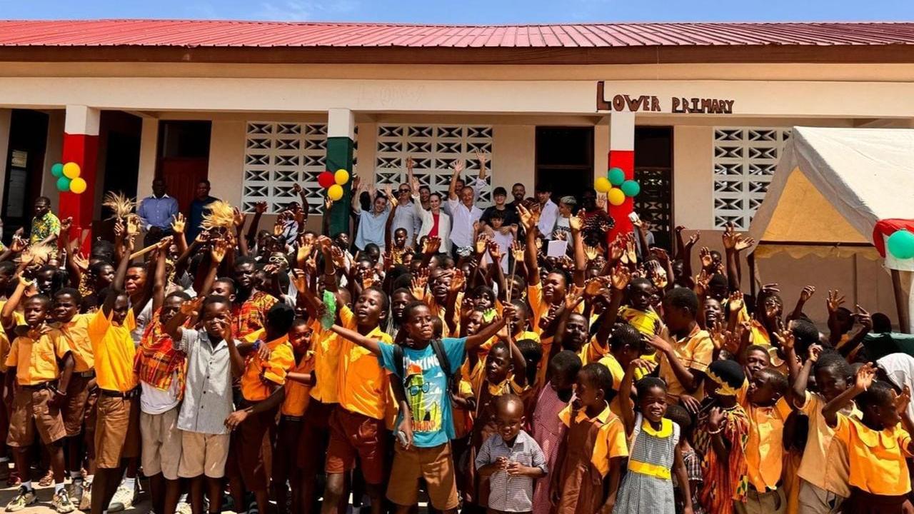 I bimbi nella scuola ristrutturata in Ghana