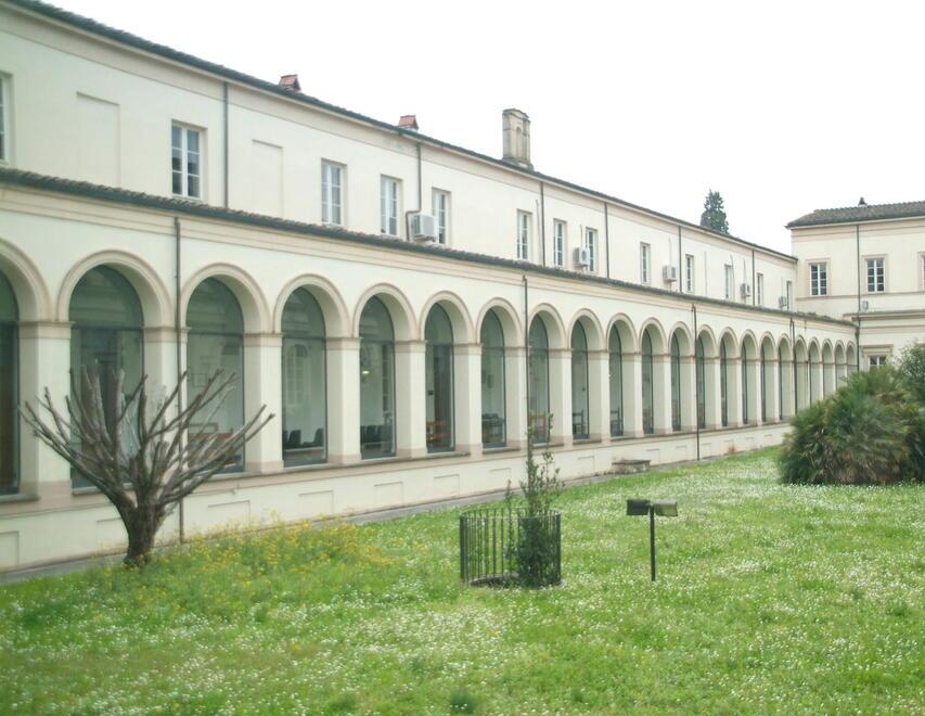 Lucca, era stato licenziato per lo stupro di una minorenne: denuncia archiviata perché aveva il braccio steccato
