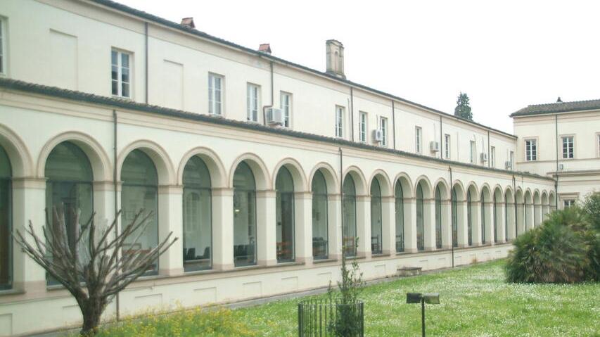 Lucca, era stato licenziato per lo stupro di una minorenne: denuncia archiviata perché aveva il braccio steccato