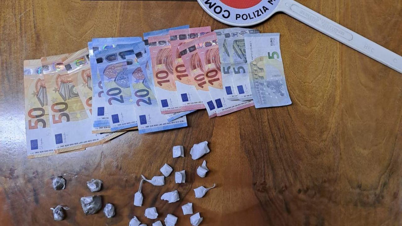 Viareggio, si confonde e offre la droga all’agente scambiandolo per un cliente