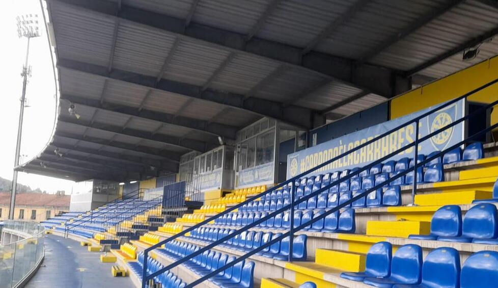 
	La tribuna

