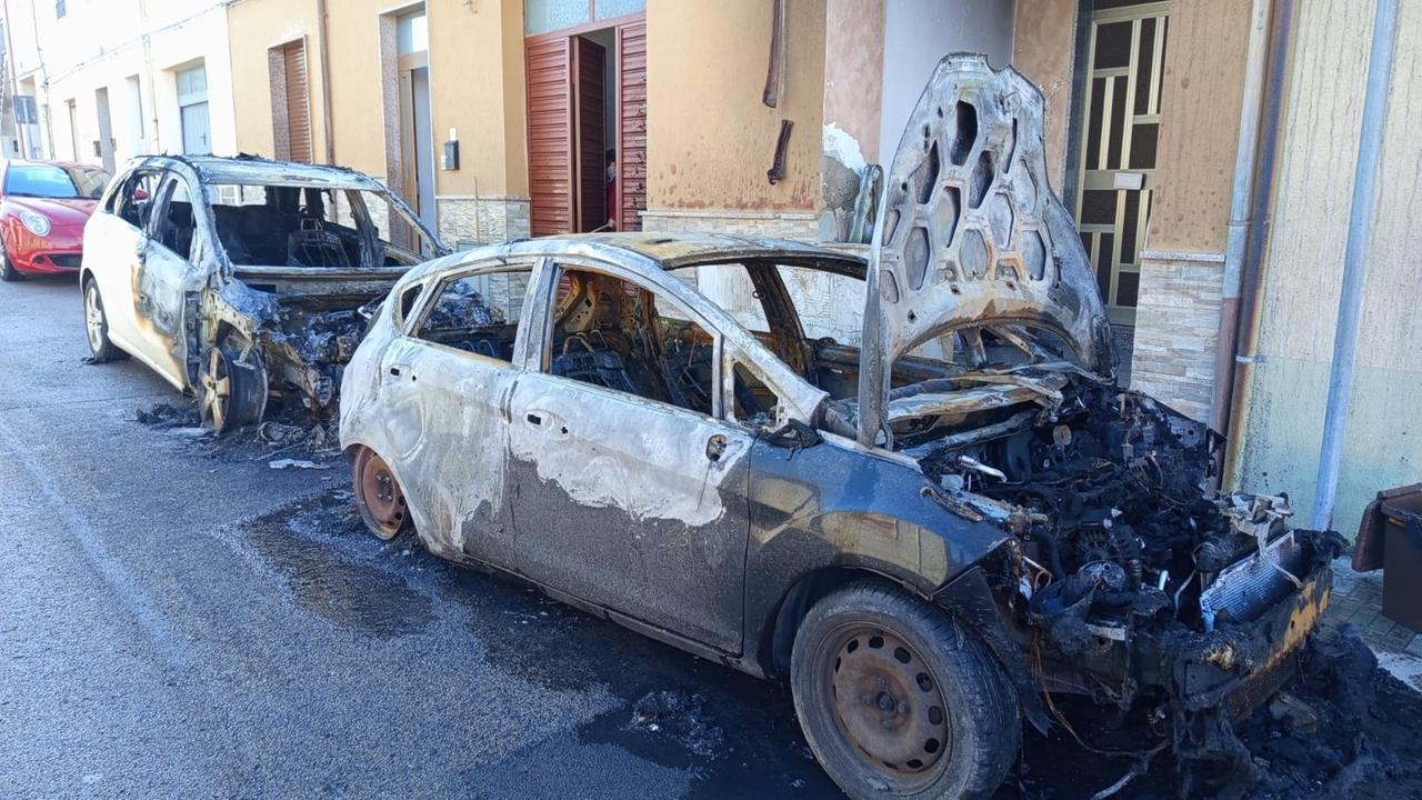 Le auto bruciate a Sorso <em>(foto di Argentino Tellini)</em>