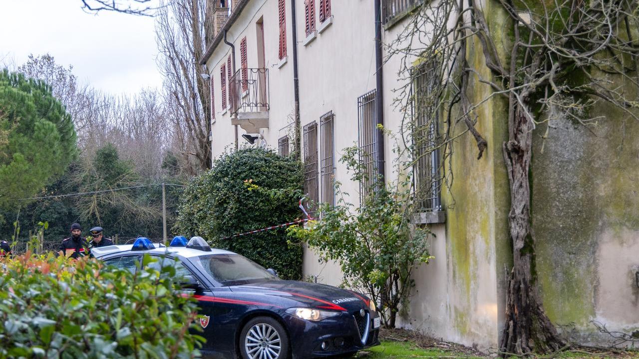 Studenti, prof e guida sul balcone a Ro: c’era l’ok di un tecnico