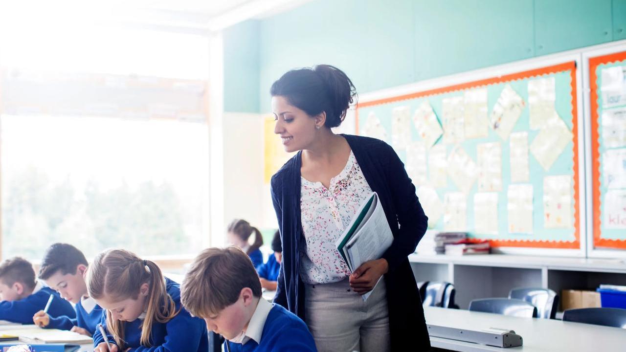 Assalto alla scuola, quattromila a caccia di una supplenza