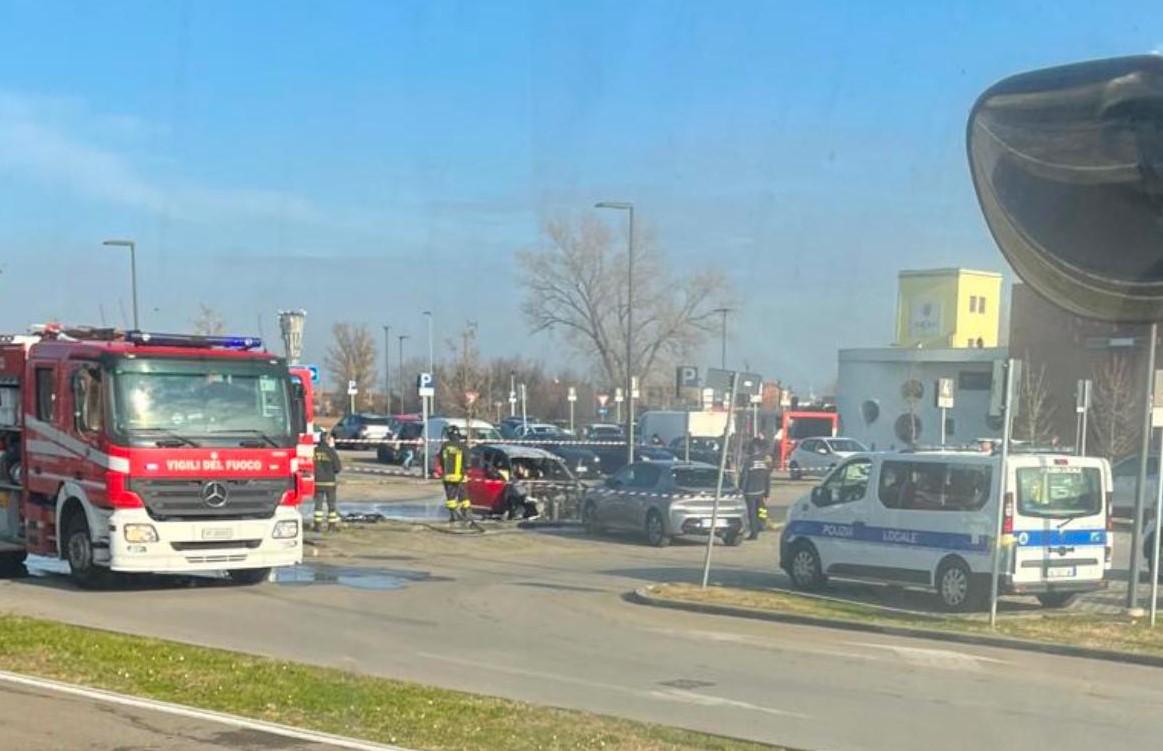 
	L'auto andata in fiamme nel parcheggio dell'Ipercoop

