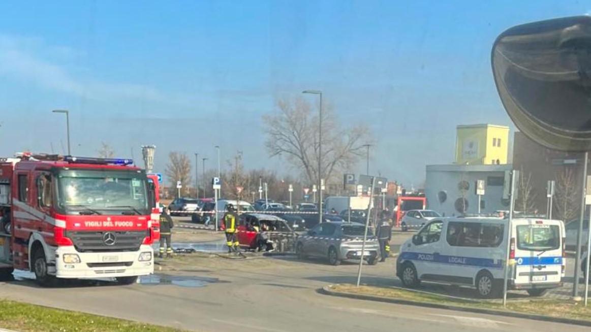 L'auto andata in fiamme nel parcheggio dell'Ipercoop