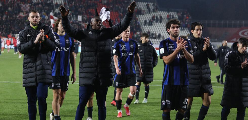 I giocatori del Pisa salutano i tifosi a Mantova