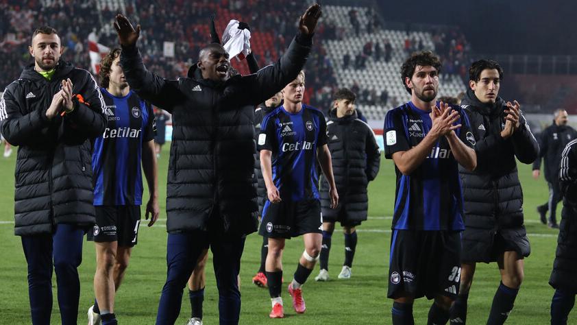 I giocatori del Pisa salutano i tifosi a Mantova