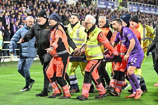 il calciatore Edoardo Bove viene trasportato con la barella sull’autoambulanza che lo trasporterà d’urgenza all’ospedale fiorentino di Carreggi (foto LaPresse)