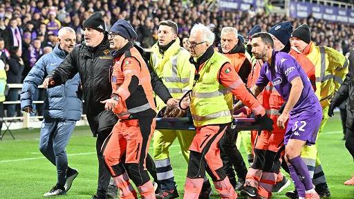 il calciatore Edoardo Bove viene trasportato con la barella sull’autoambulanza che lo trasporterà d’urgenza all’ospedale fiorentino di Carreggi (foto LaPresse)