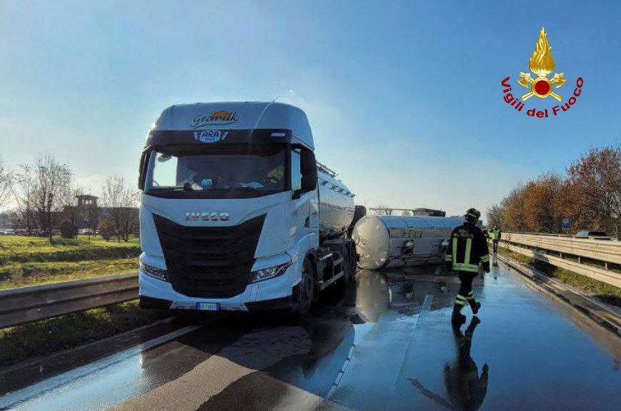 
	La cisterna del camion ribaltata

