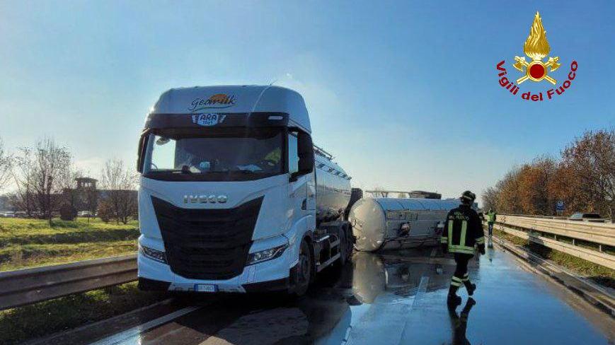 La cisterna del camion ribaltata