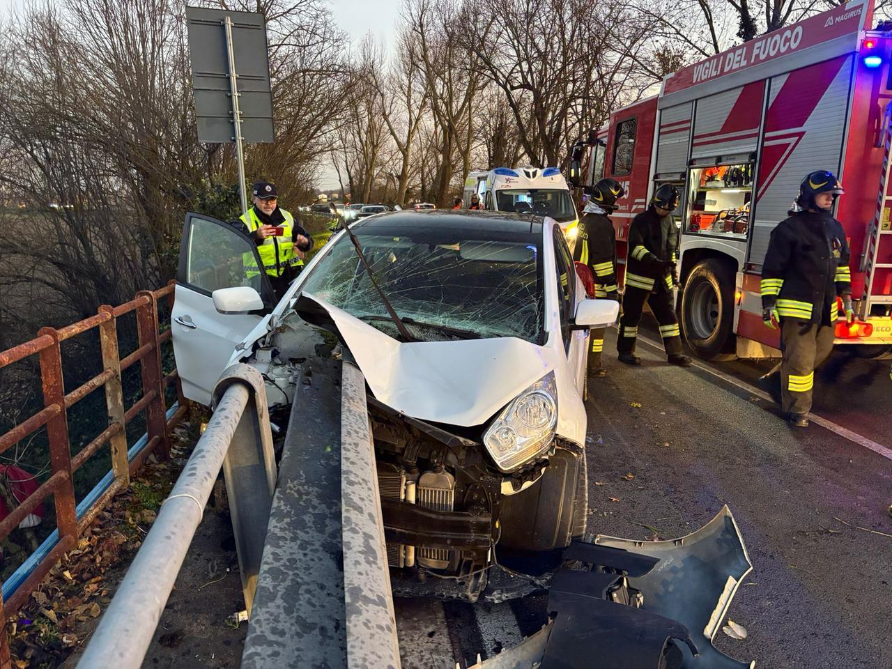 Ferrara, auto trafitta dal guard rail: morta una donna