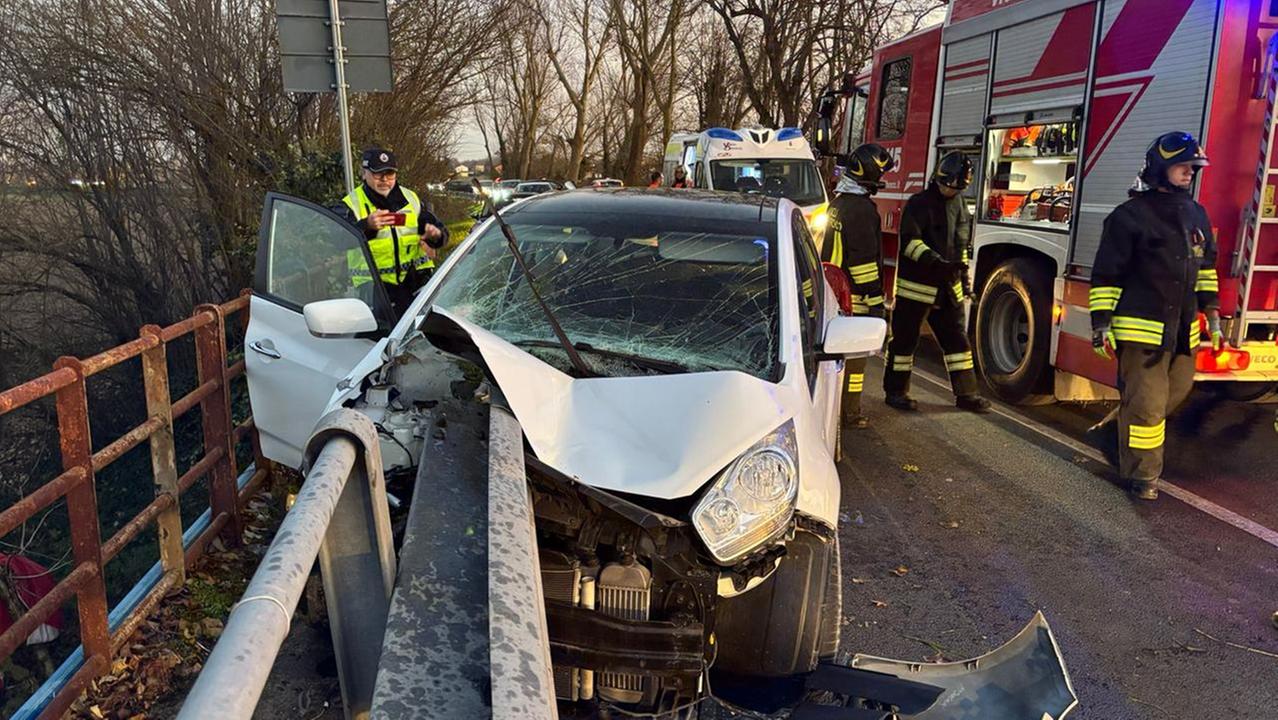 Ferrara, auto trafitta dal guard rail: morta una donna
