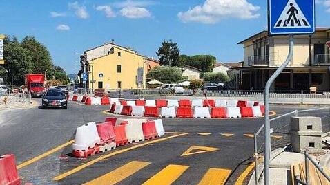 Rotonde a Lunata, cantiere con imprevisti: i costi lievitano di 250mila euro<br>