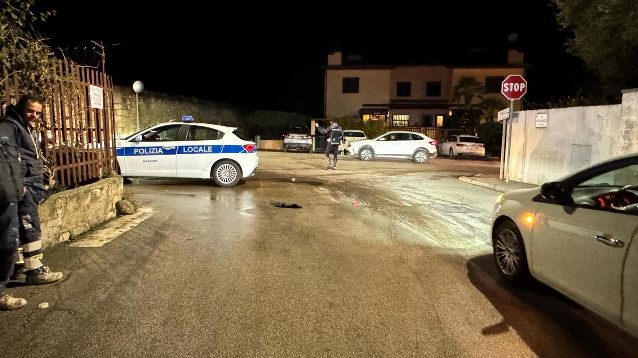 Sassari, cede il manto stradale in via Sant’Orsola: danneggiate quattro auto
