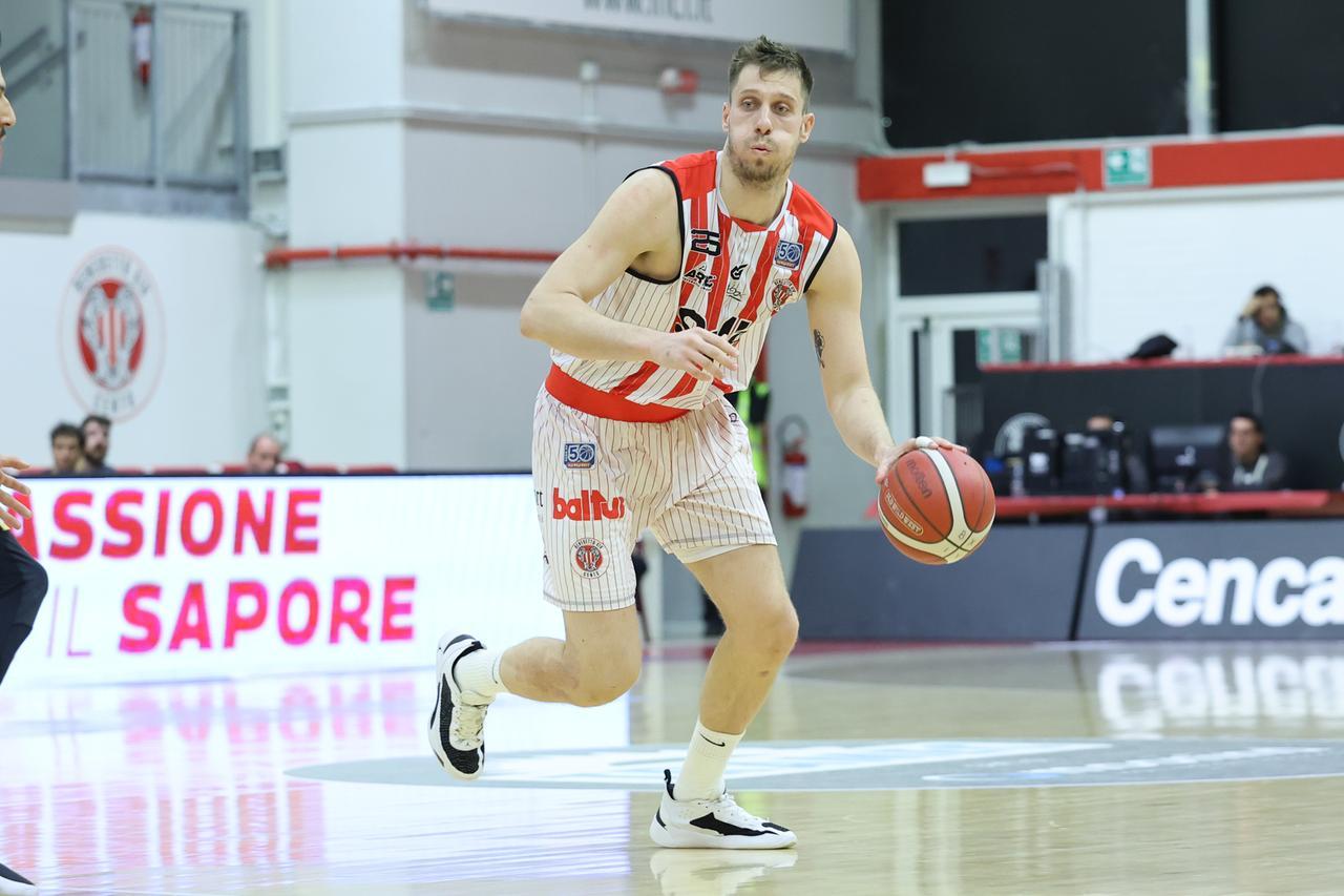 Super Benvenuti e buon esordio di Davoe ma la Sella perde contro Avellino