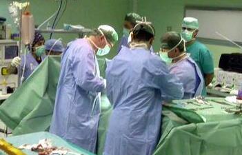 
	Un intervento in sala operatoria (foto d'archivio non riferita all'articolo)


