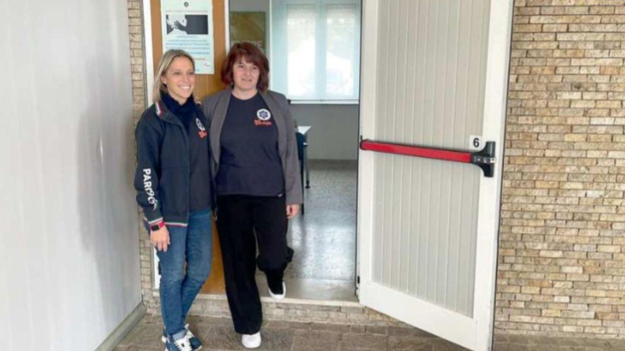 Chiara Bianchi con l’operatrice dello sportello a Casa Vanessa