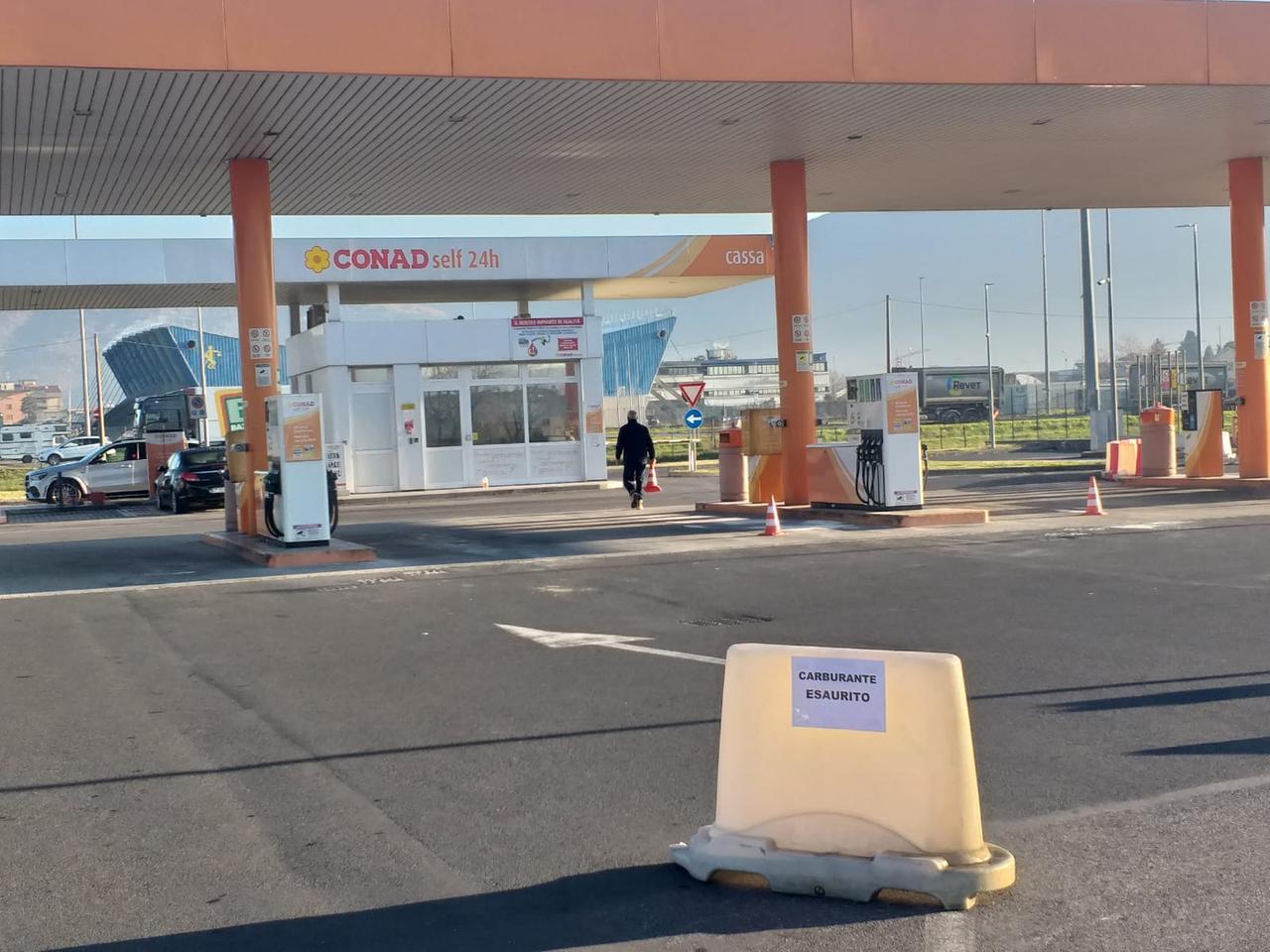 Esplosione a Calenzano, distributori senza carburante a Prato