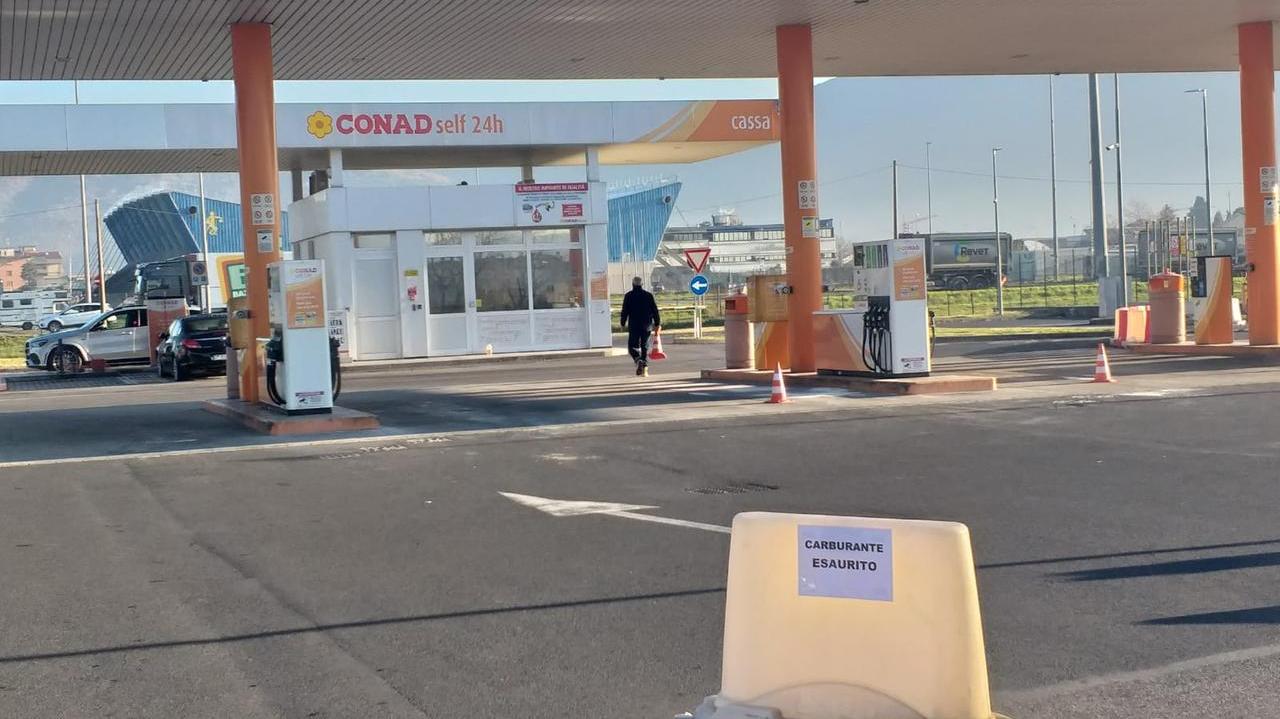 Esplosione a Calenzano, distributori senza carburante a Prato