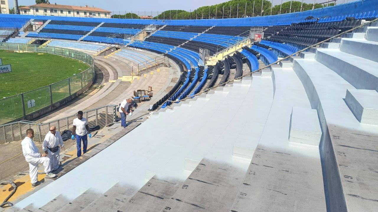 Nella foto alcuni dei lavori svolti in precedenza per rendere impermeabili le strutture della gradinata per ottenere l’aumento della capienza