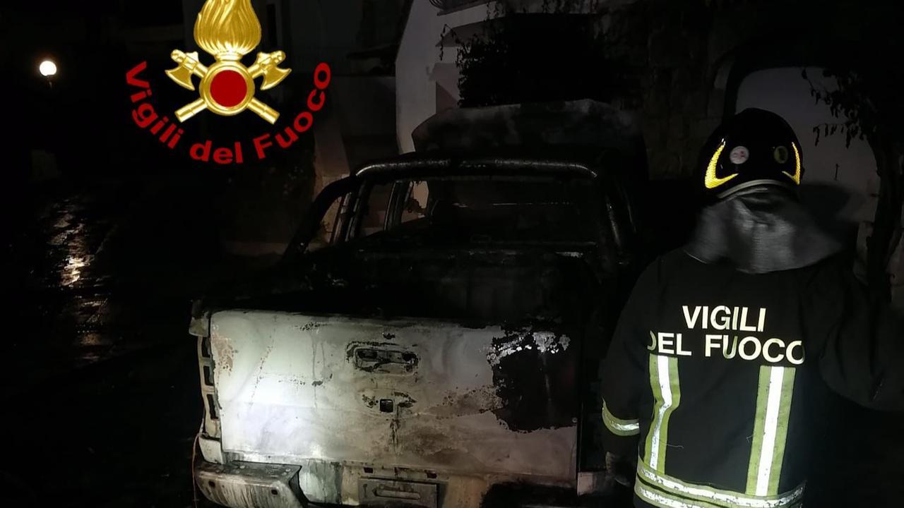 In fiamme il pickup di un ventenne: si indaga per incendio doloso
