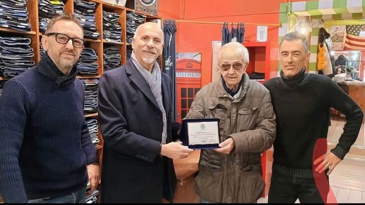 Nella foto la consegna della targa del Comune