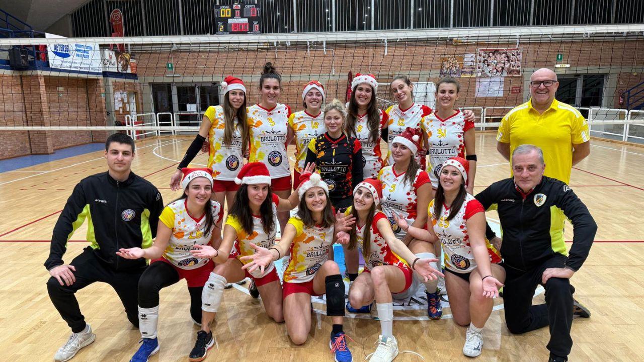 Le ragazze dell’Union Volley Riotorto in posa sottorete per la foto di Natale