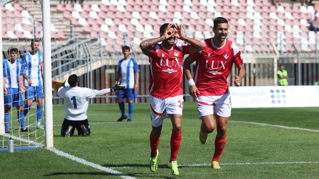 Mattia Mauri (a sinistra) esulta dopo un gol