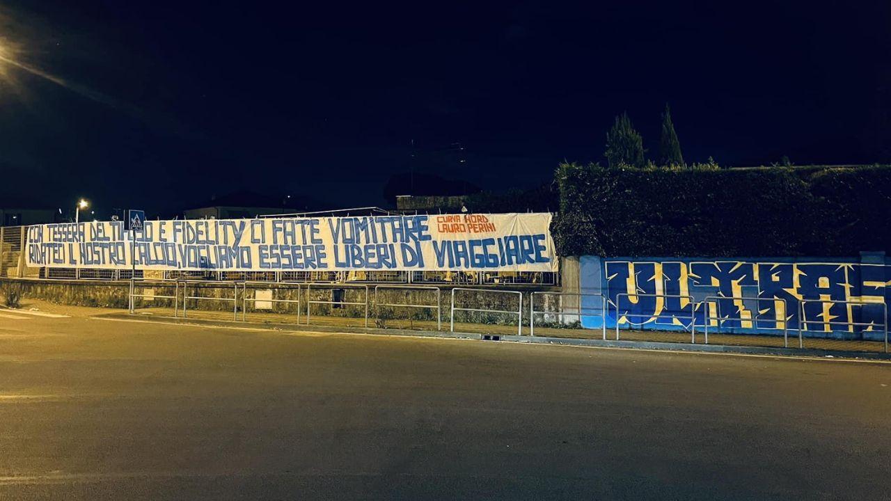 Lo striscione degli ultras