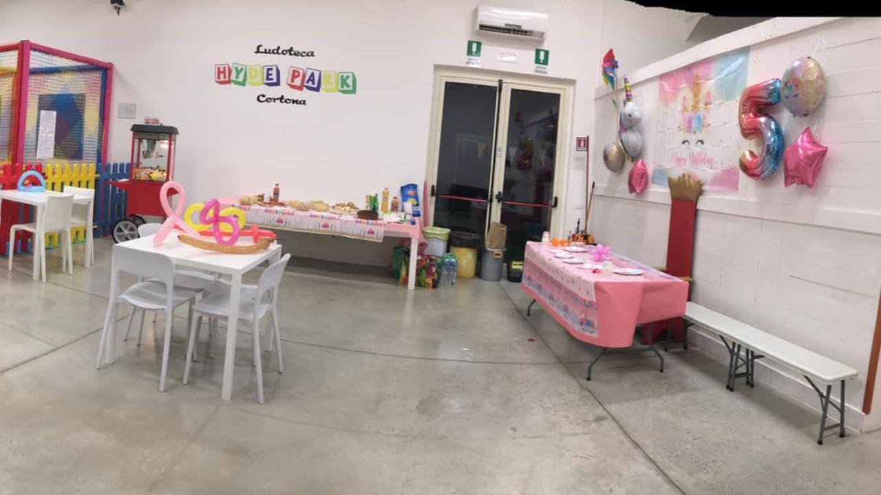 Sola alla sua festa di compleanno: per lei regali da tutta Italia, la famiglia li dona a un asilo nido “speciale”