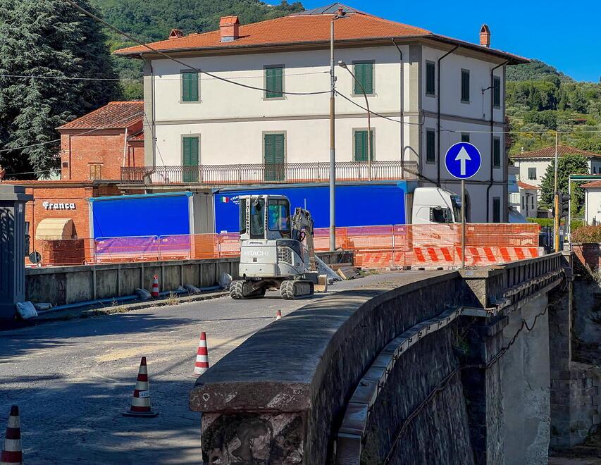 Ponte all’Abate, lavori a rilento. Nessuna apertura entro Natale come chiedevano i commercianti