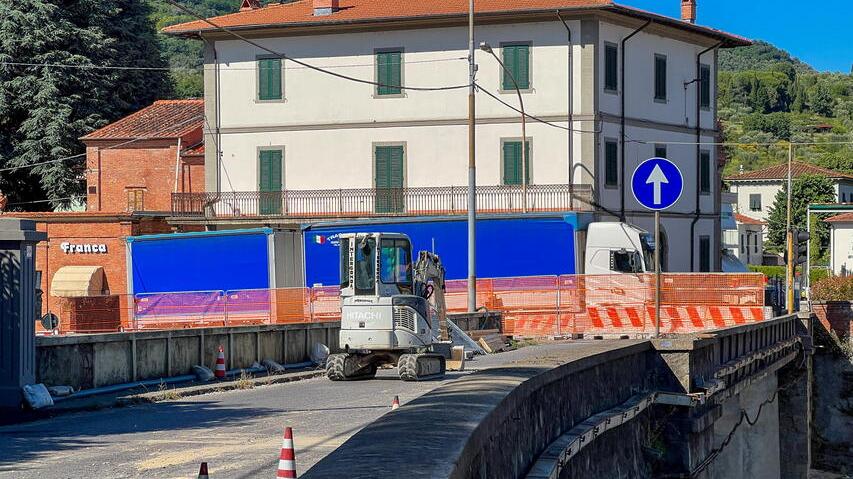 Ponte all’Abate, lavori a rilento. Nessuna apertura entro Natale come chiedevano i commercianti
