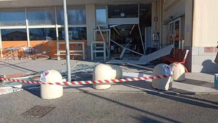 
	I danni al supermercato Conad

