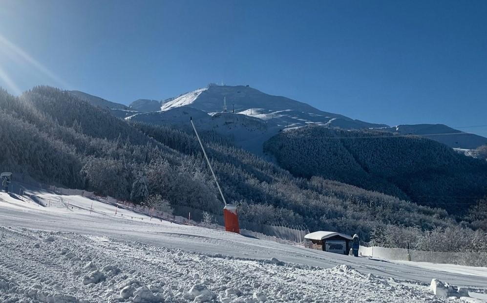 
	Il Cimone innevato e baciato dal sole oggi (foto CimoneSci)

