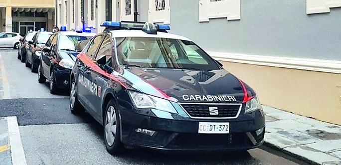 Auto dei carabinieri davanti al tribunale di Livorno (foto d'archivio)
