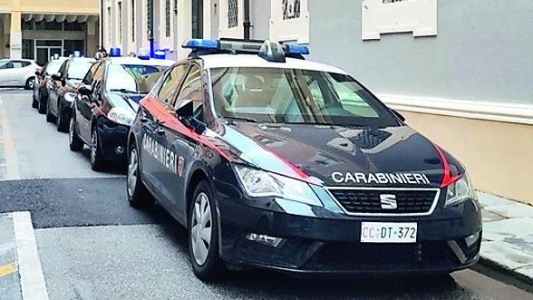 Auto dei carabinieri davanti al tribunale di Livorno (foto d'archivio)