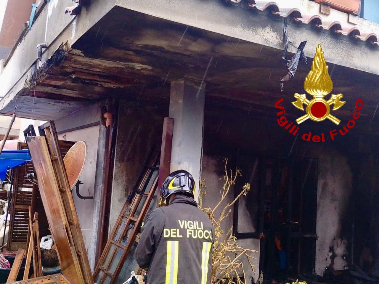 S’incendia la legnaia e il padrone di casa resta bloccato dalla cortina di fuoco e fumo: salvato dai vigili del fuoco