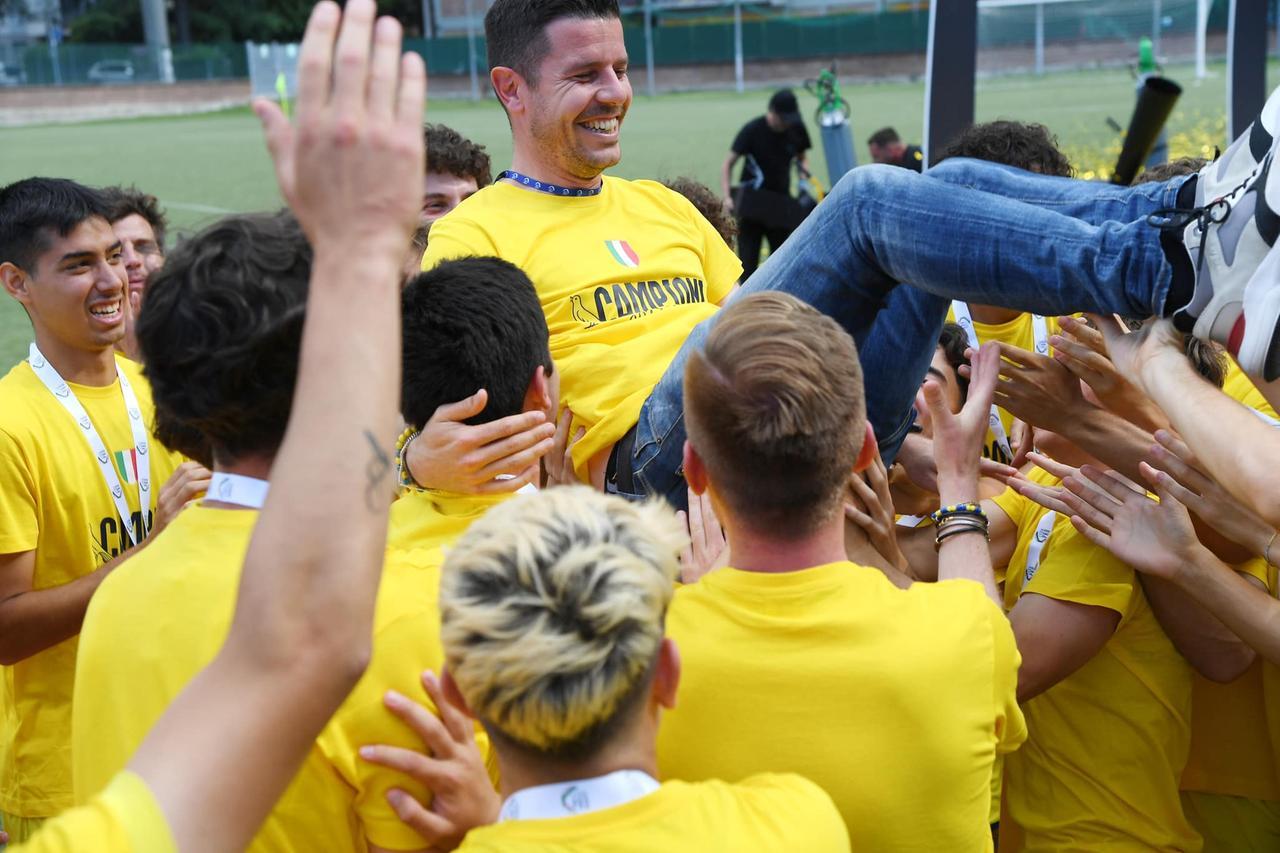 
	Il ds Catellani festeggiato dopo la promozione della Primavera

