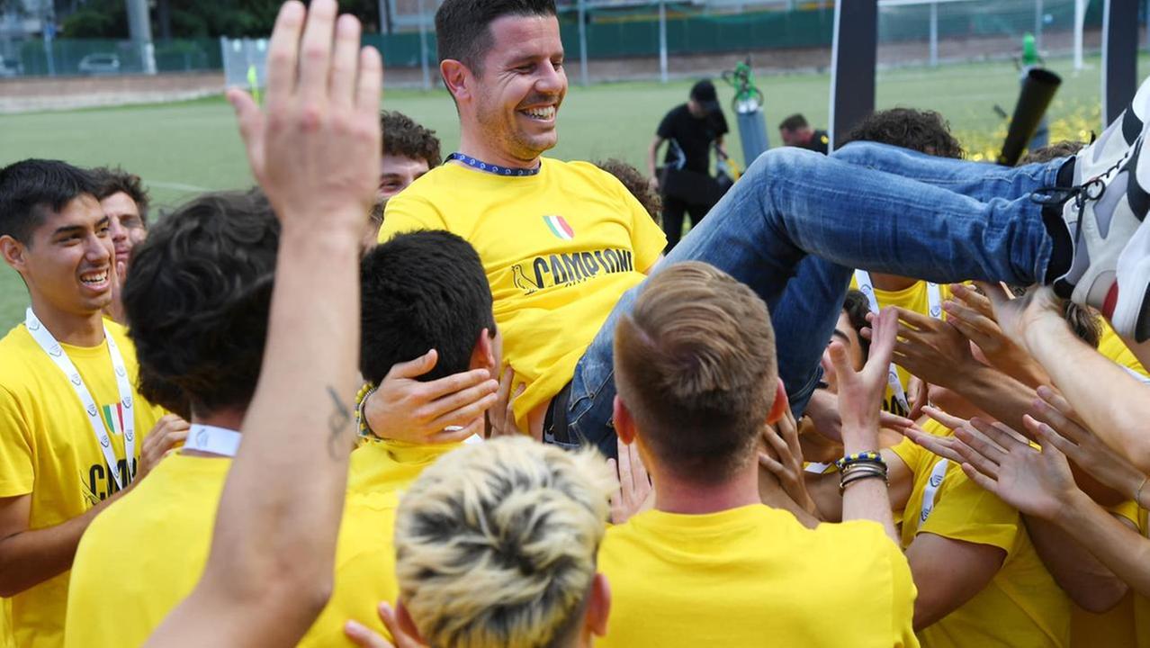 Il ds Catellani festeggiato dopo la promozione della Primavera