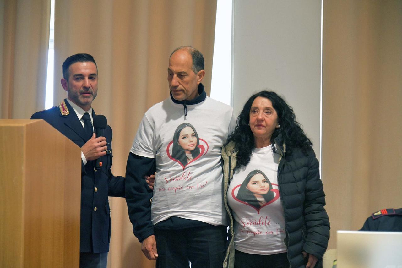 
	Omar Zaher e&nbsp;la&nbsp;moglie Merita con Inti Piras, &nbsp;comandante provinciale della Stradale&nbsp;di Sassari

